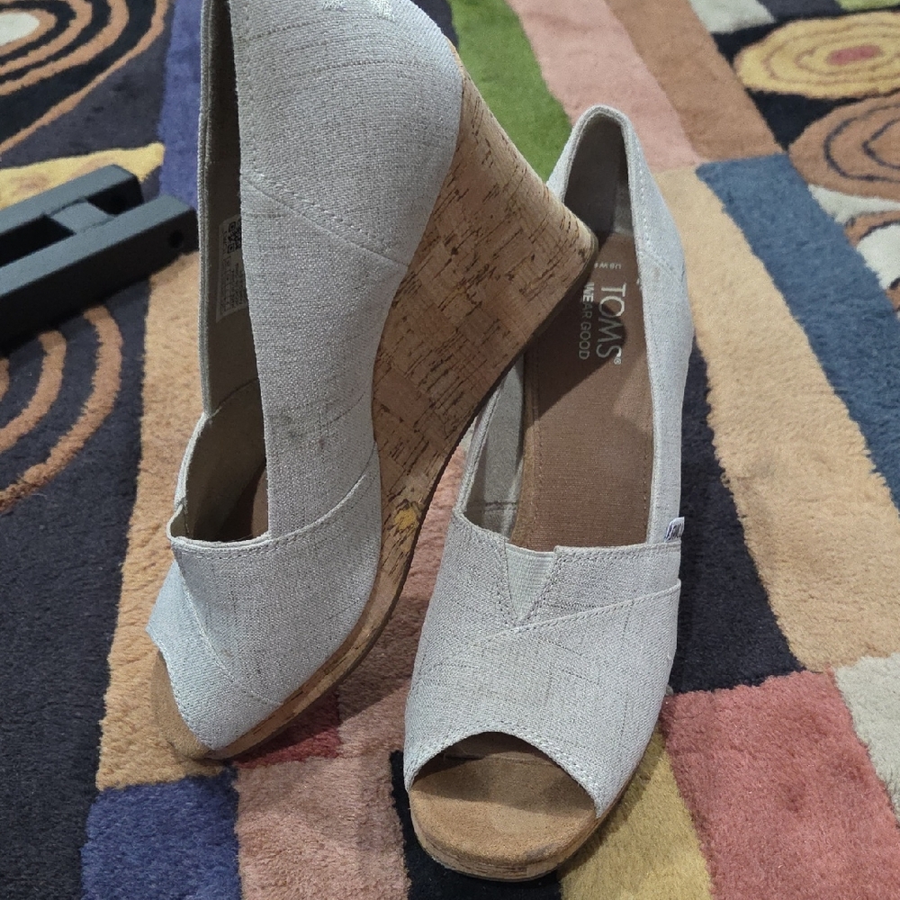 TOMS Women's White Peep Toe Wedges